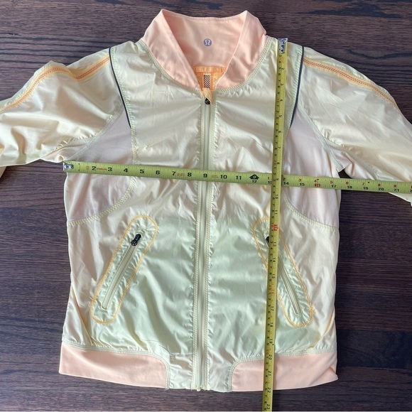 Lululemon Run: Two To Make It True Jacket
Mellow Lemon / Burning Yellow - Picture 11 of 15